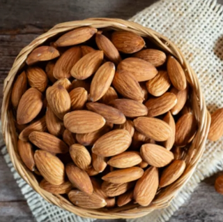 toping salad dengan kacang almond