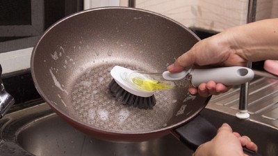 7 tips efektif membersihkan wajan berminyak